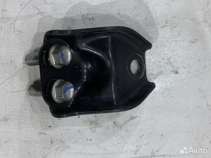 Кронштейн нижней опоры двигателя Mitsubishi