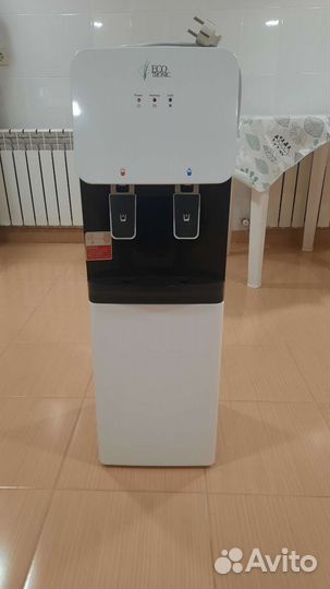 Кулер для воды напольный