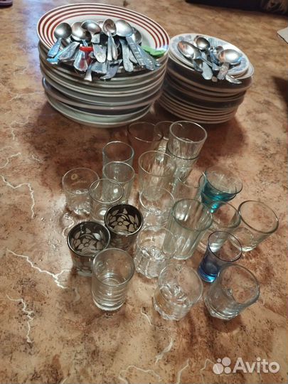 Тарелки, столовые приборы, стопки