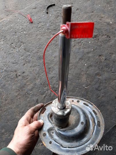 Амортизатор передний Toyota Camry V-40