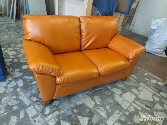Перетяжка дивана кожей