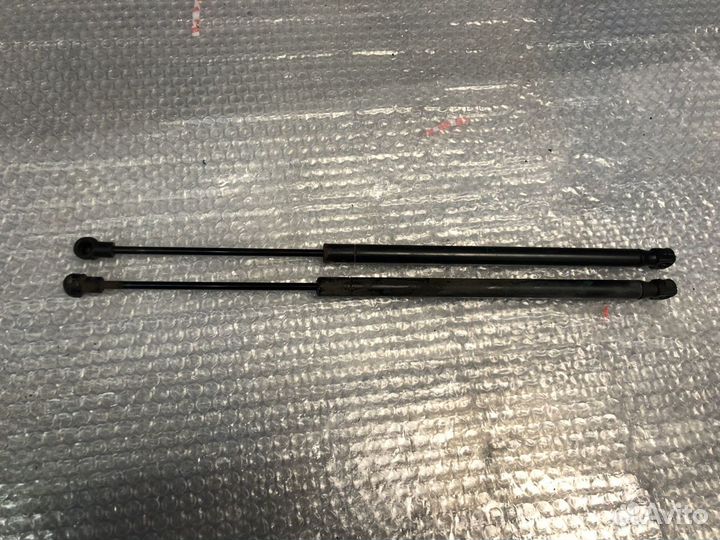 Амортизатор стекла Jeep Grand Cherokee WK2