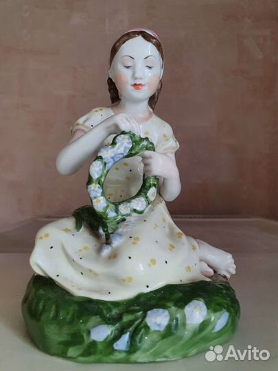 Фарфоровая статуэтка СССР Девушка с венком