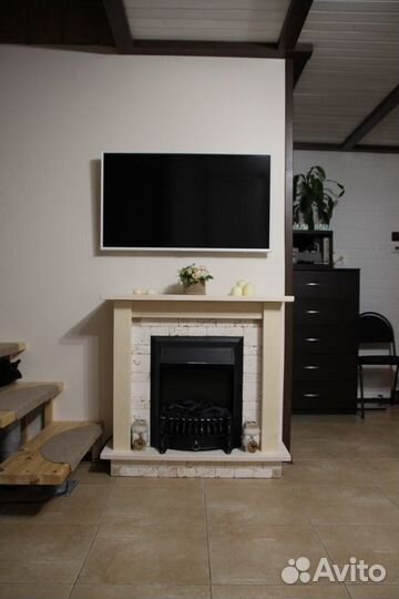 Камин в портале из натурального дерева, белый