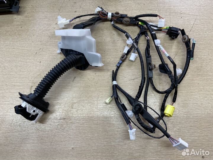 Проводка в переднюю левую дверь Toyota Camry 75