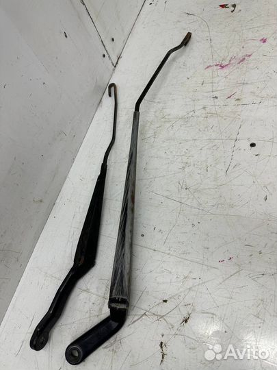 Поводок дворника Peugeot 206