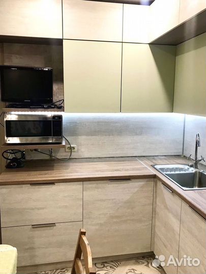 Угловой кухонный гарнитур современный