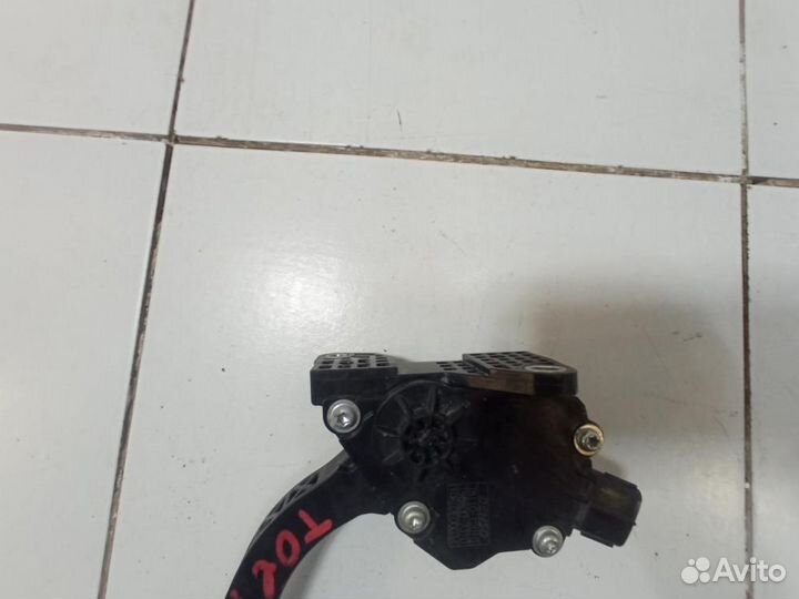Педаль газа Toyota Avensis T270 ZRT271 2008-2012