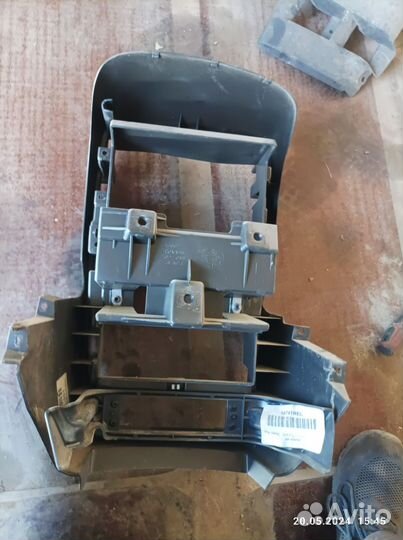 Накладка центральная торпеды на Cadillac CTS