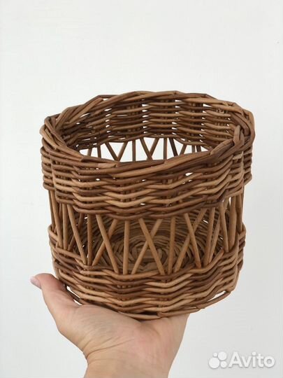 Корзина плетеная из бумажной лозы