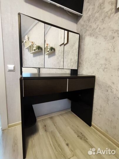 Трюмо с зеркалом