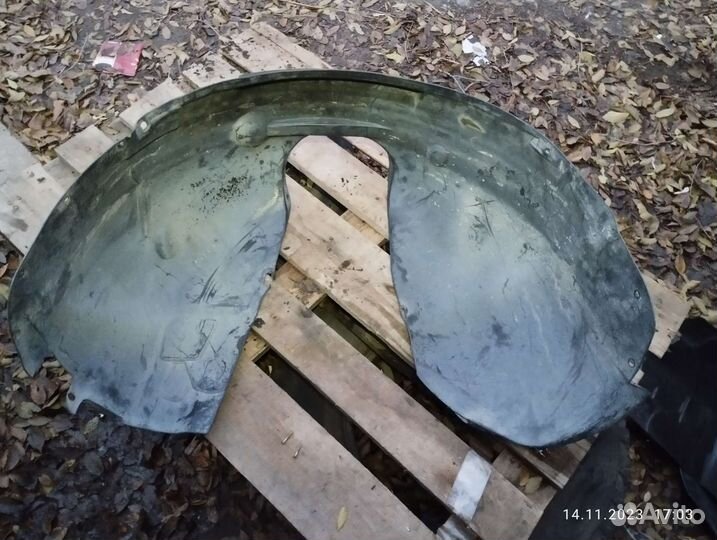 Volvo c30 подкрылок передний левый