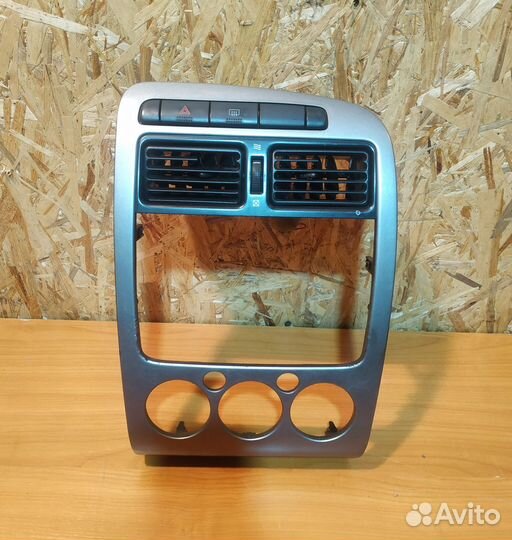 Панель под магнитолу Toyota Avensis 1 T220