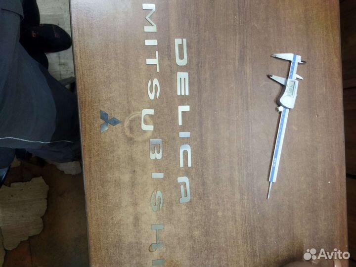 Надпись эмблема Mitsubishi delika l 400