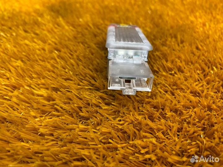 Плафон освещения задний правый Porsche Cayenne 957