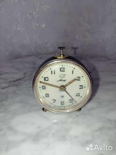 Часы будильник «Мир» с символом мира белым голубем