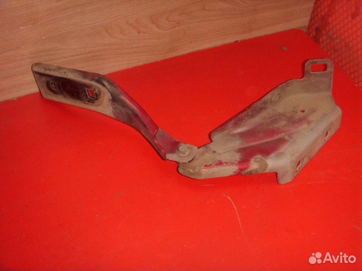 Петля капота левая 19207221 Cadillac SRX 2003-2009