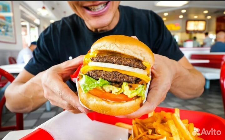 Кассир в бургерный ресторан