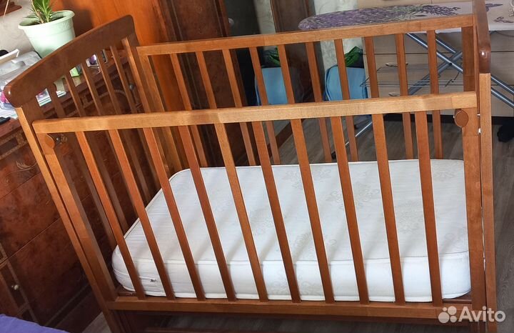 Детская кроватка с поперечным маятником