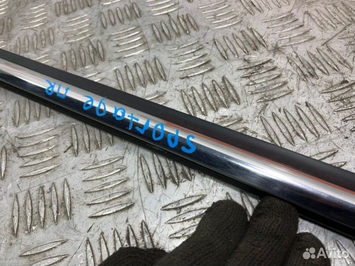 Молдинг стекла передний правый Kia Sportage SL