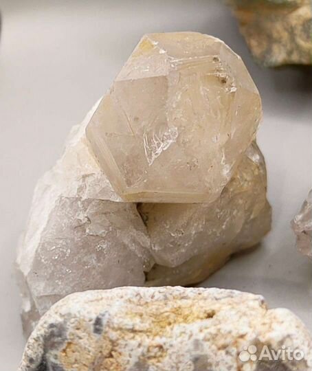 Набор: халцедон, змеевик, нефрит, кварц / Минералы