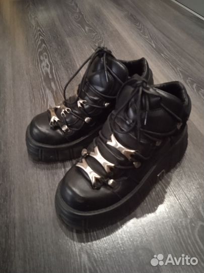 Ботинки new rock на руках