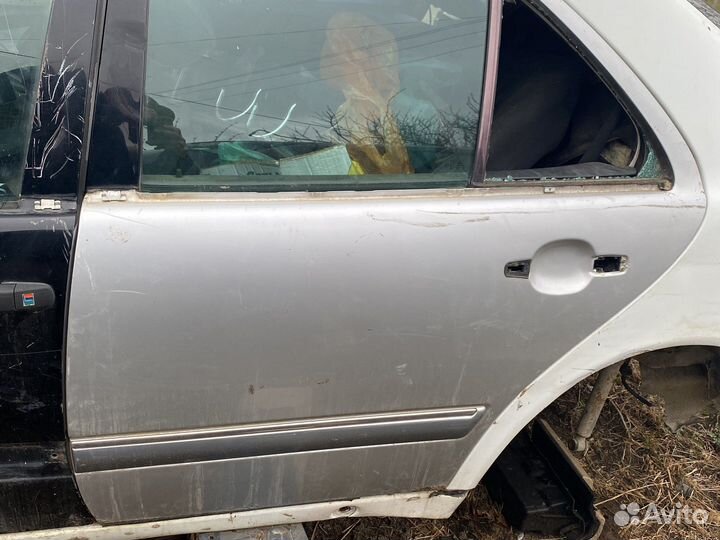 Задняя левая дверь мерседес 210