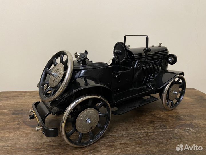 Автомобиль из швейных машин