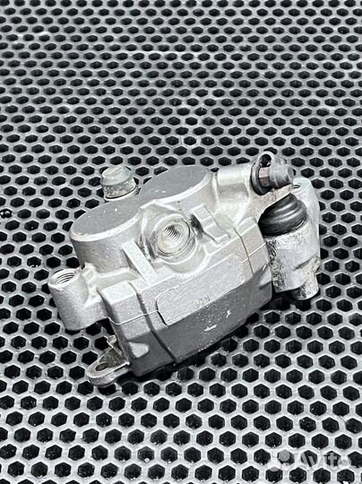 Передний суппорт Suzuki RM 250 2001