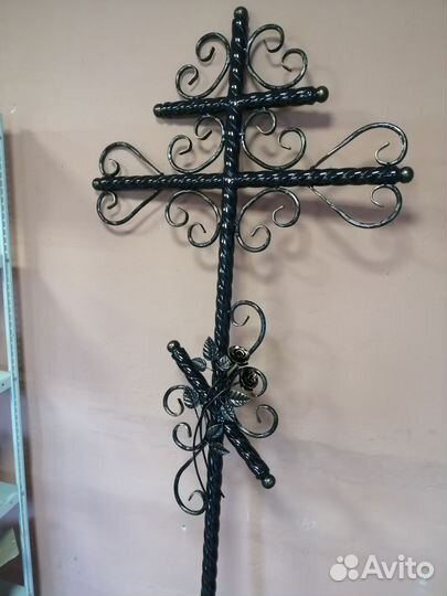 Крест кованный на кладбище