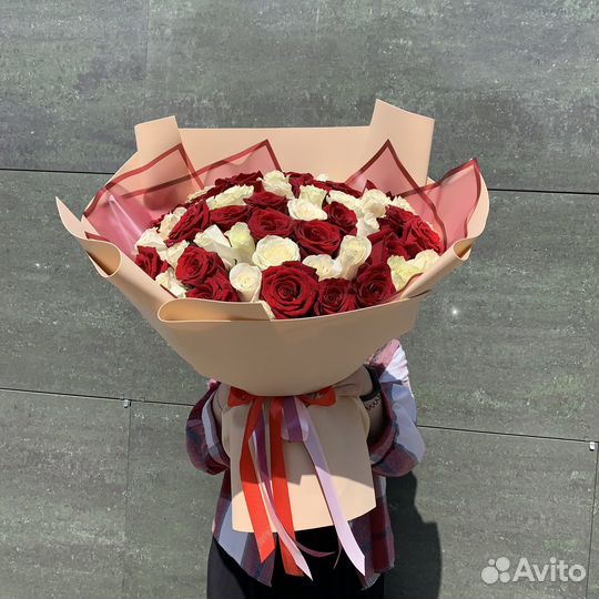 51 красно-белая премиум роза с оформлением
