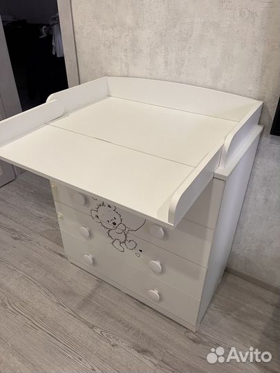 Детская кроватка и пеленальный комод