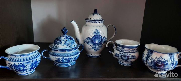 Разные предметы гжель: чайник,сахарница,3 кружечки