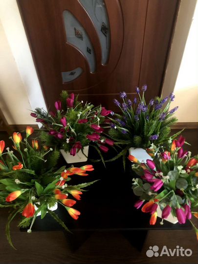 Искусственные цветы в горшках