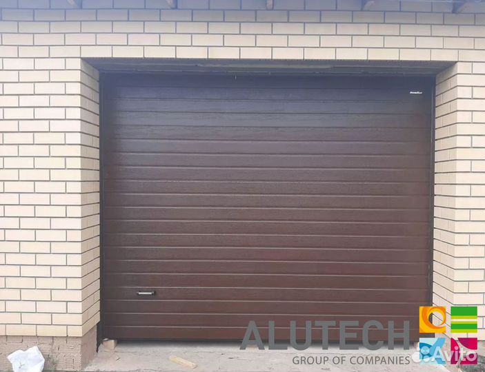 Секционные ворота для гаража alutech