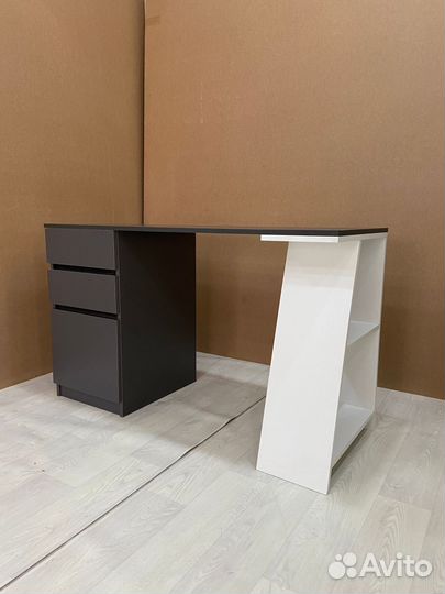 Стол писменный Карл новый