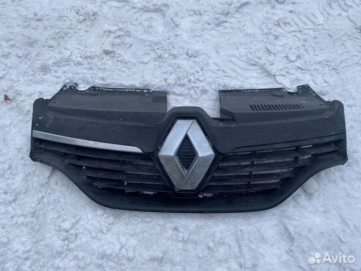 Решетка радиатора Renault Sandero Logan