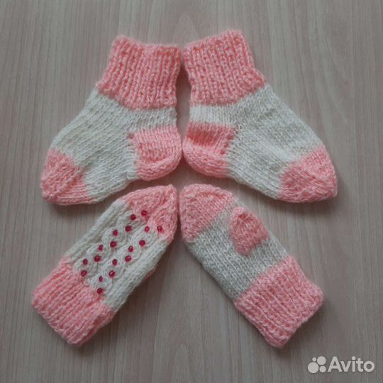 Вязаный костюм варежки носочки на 2 года