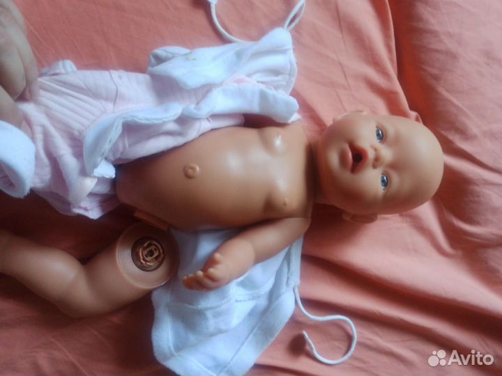 Кукла беби анабель со сломанной ногой и одеждой