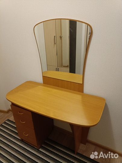 Прикроватный столик