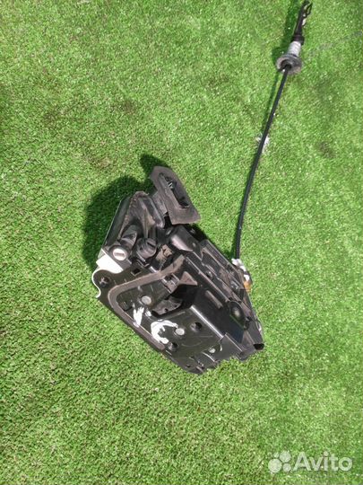 Замок двери задний левый Volkswagen Polo Sedan