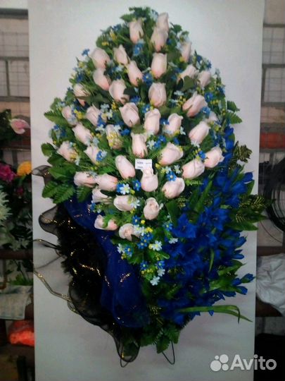 Ритуальная табличка, кресты, гробы, венки