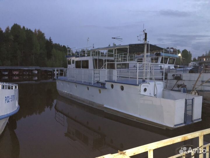 Прогулочный катер