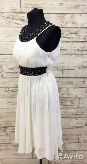 Нарядное белое платье