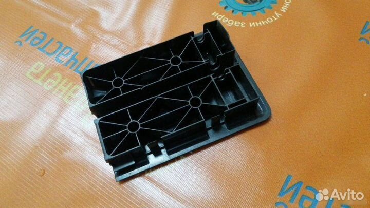 Заглушка торцевая среднего ряда сидений Volkswagen