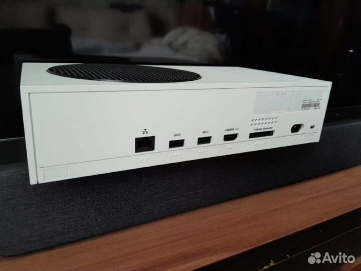 Продам консоль Xbox Series S
