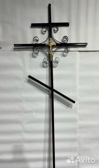 Кресты столы на кладбище