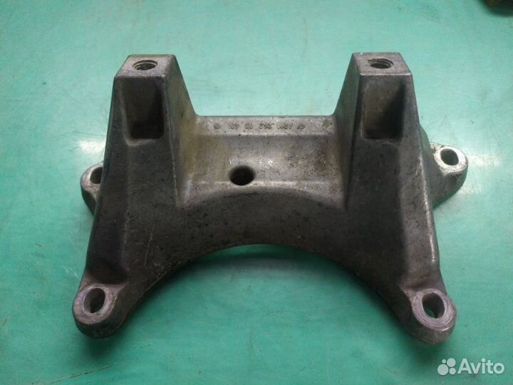 Кронштейн подушки Mercedes W205