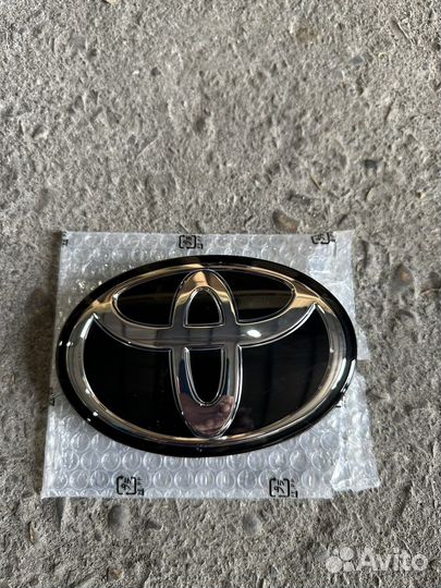 Эмблема toyota camry 75