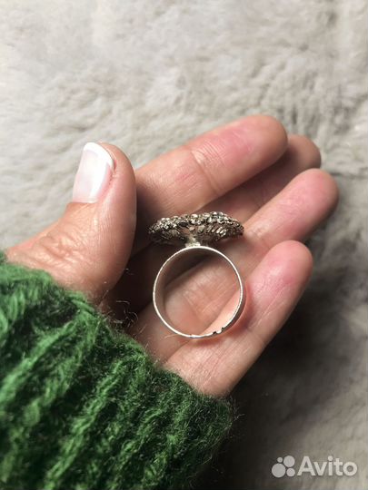 Кольцо крупный белый камень цвет серебро